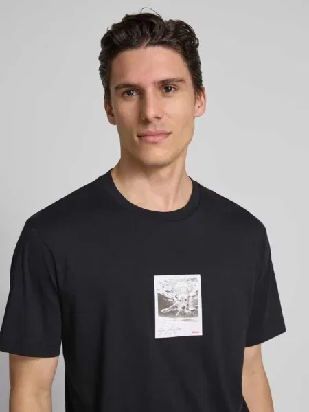 T-shirt z nadrukiem z motywem model ‘Darthy’ czarna