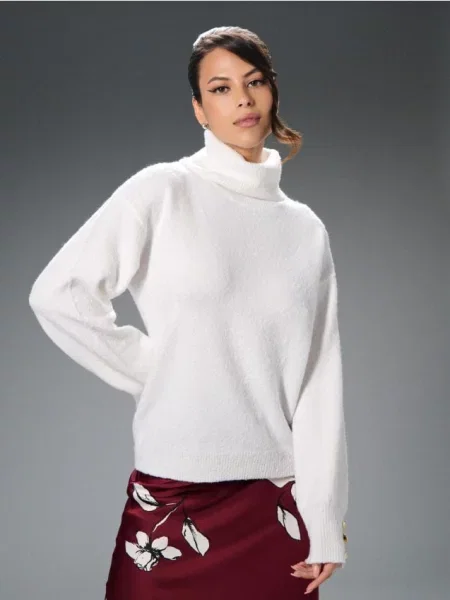 Гольф із оздобленням на рукавах білий