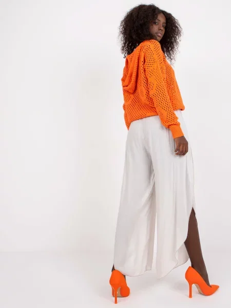 Pantaloni Fashionhunters cu crăpătură bej