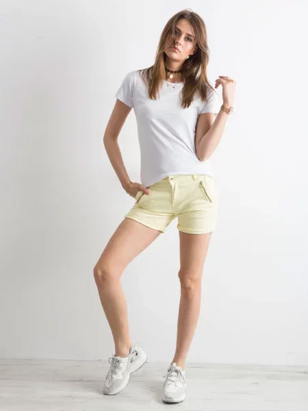 Kratke jeans hlače Fashionhunters rumena