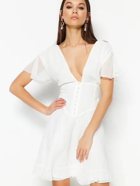 Sukienka wieczorowa Trendyol szyfonowa biała