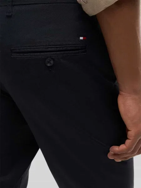 Chinos o kroju slim fit z mieszanki bawełny model BLEECKER' Tommy Hilfiger granatowe