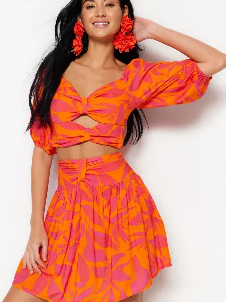 Krilo Trendyol s cvetličnim vzorcem oranžna
