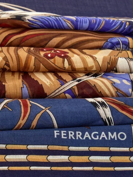 Fular Ferragamo cu imagine albastru
