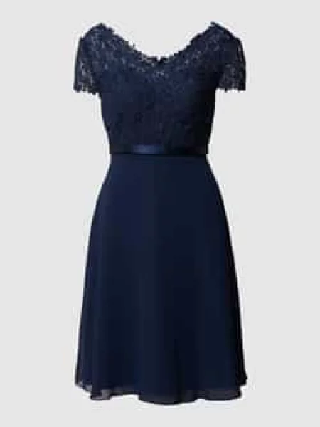 Sukienka koktajlowa z ozdobnymi kamieniami i kwiatowymi haftami Luxuar