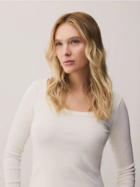 Reserved лонгслів кремовий 