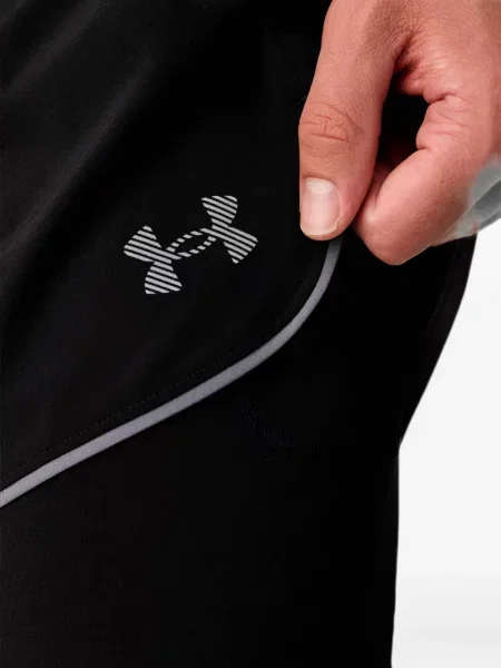 Pantaloni scurți Under Armour cu imagine negru