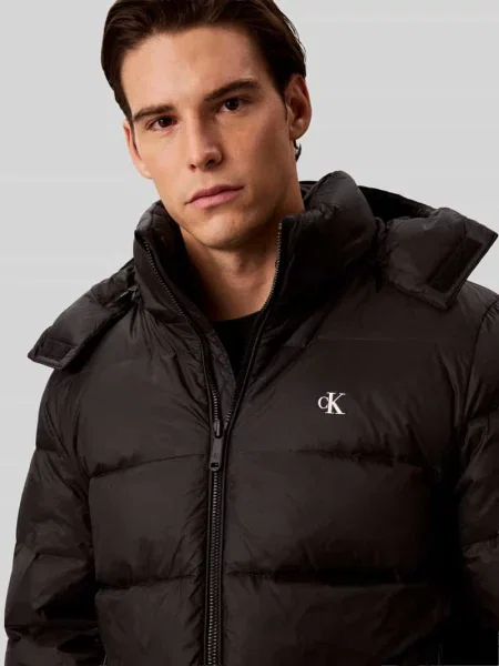 Kurtka pikowana o kroju regular fit z odpinanym kapturem Calvin Klein Jeans czarna