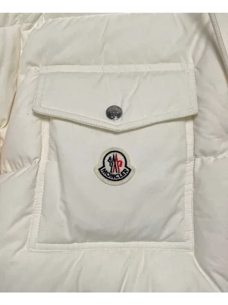 Geacă cu puf Moncler cu glugă
