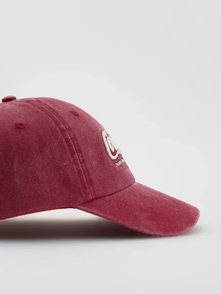 Кепка Reserved красная