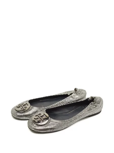 Balerina Tory Burch autogrammal