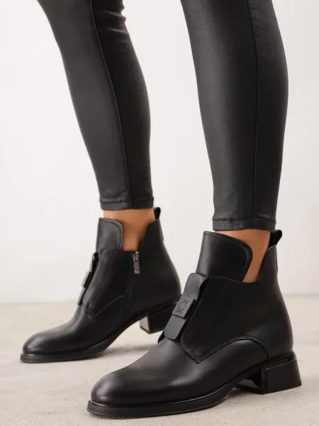 Botine din piele naturală cu plat decorate cu aplicație și decupaje Gilith negre