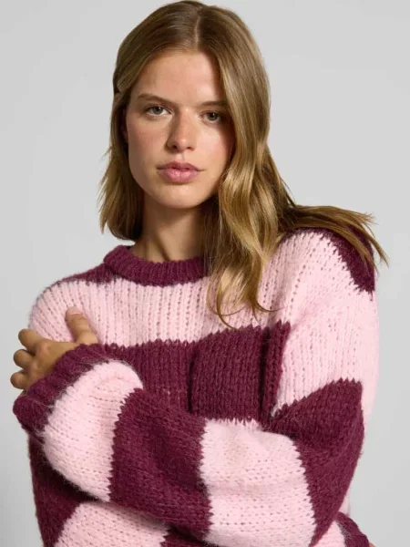Sweter krój regular fit w dwukolorowym wyglądzie model DORTHEA' Pieces różowy