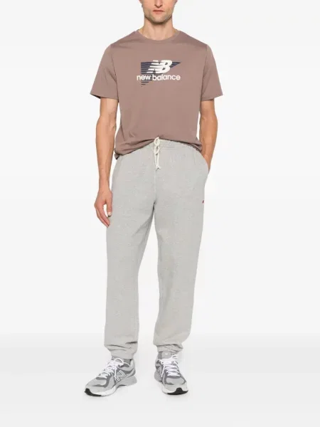 Semišový sportovní top New Balance s výšivkou s kapucí černý