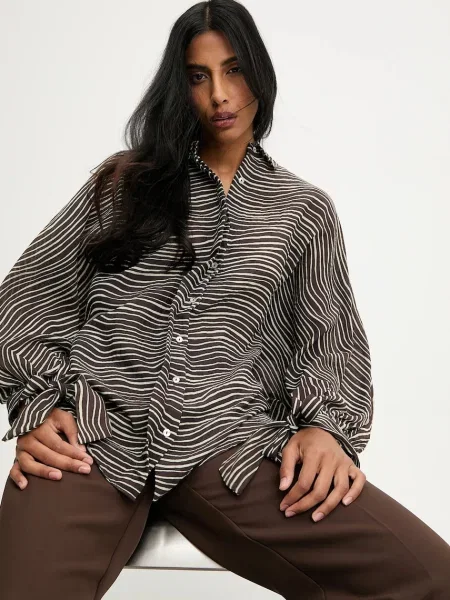 Košulja Answear.LAB za žene relaxed s klasičnim ovratnikom smeđa