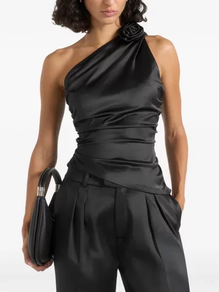 Top Manière De Voir din satin cu un umăr gol negru