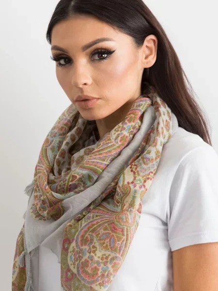 Šál Fashionhunters so strapcami sivá
