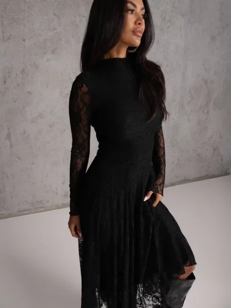 Rochie de seară din dantelă evazată cu mânecă lungă Jemiya neagră