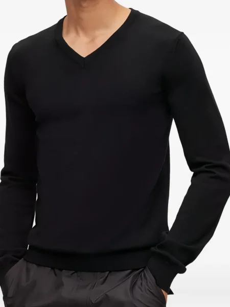 Tricou Hugo cu decolteu în V negru