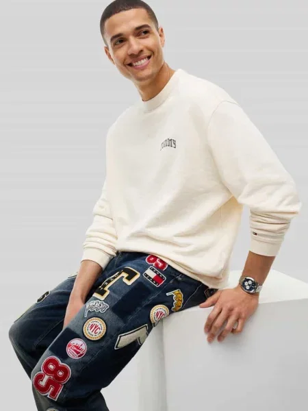 Jeansy o kroju straight fit z wyrazistymi naszywkami Tommy Jeans niebieskie