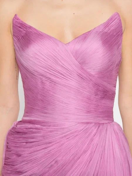 Rochie maxi Iris Serban cu pene plisată de costum roz