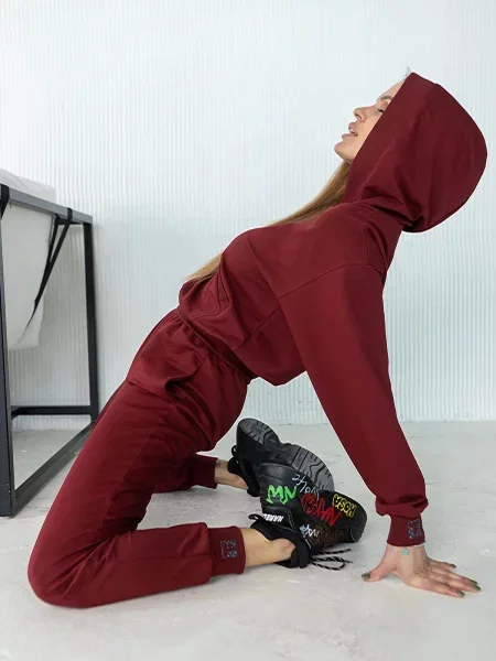 Женский спортивный костюм с капюшоном червоний