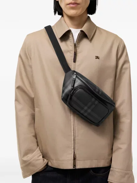Cu centură curea Burberry în carouri negru