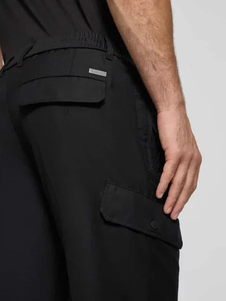 Spodnie cargo o kroju tapered fit z elastycznym pasem model ‘PANTALONI’ Armani Exchange czarne
