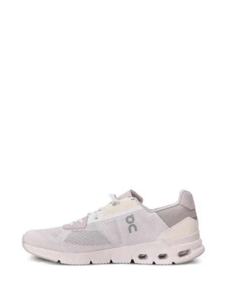 Sneakerși On alb