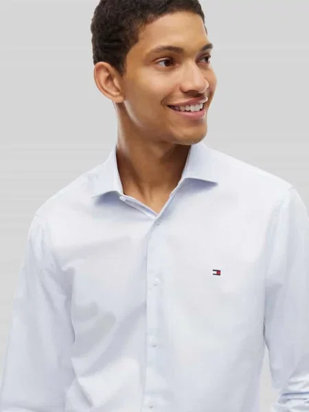Koszula biznesowa o kroju regular fit z zaokrąglonym dołem Tommy Hilfiger niebieska