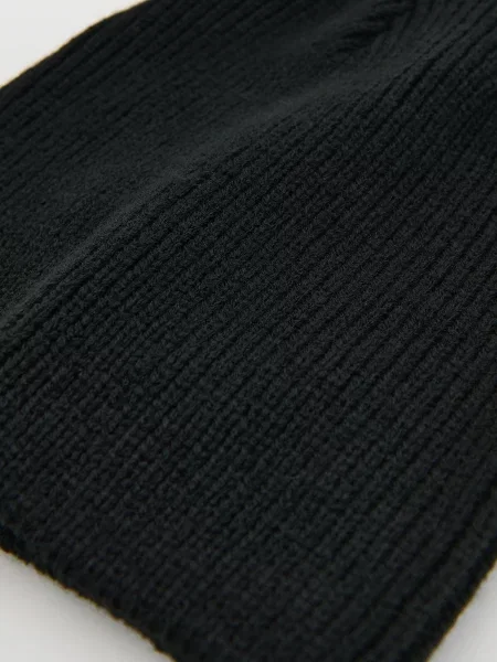 Шапка Reserved черная