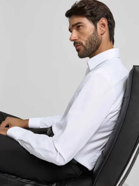 Koszula biznesowa o kroju slim fit z kołnierzykiem typu kent Jake*s biała