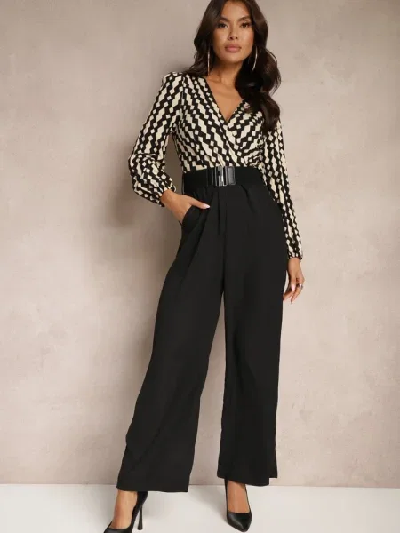 Czarno-Beżowy Kopertowy Kombinezon z Prostymi Nogawkami i Wzorzystą Górą z w Talii Tinorielle czarny