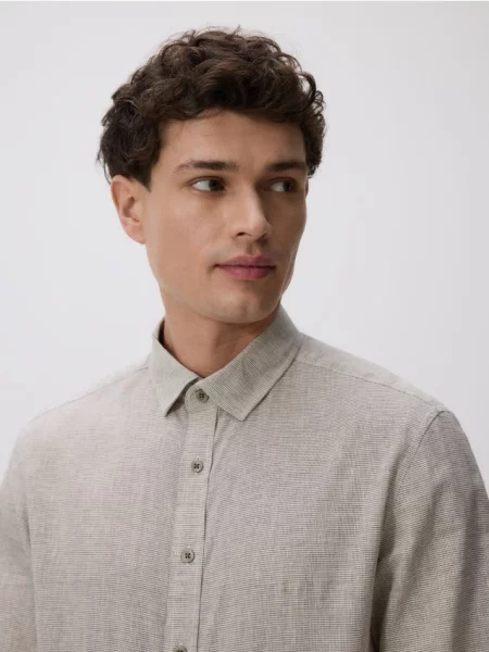 Reserved Cămașă regular fit cu adaos de in verde-maroniu verde