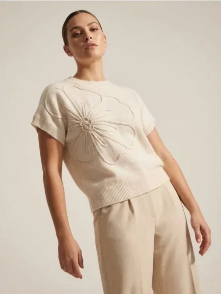 Светр без рукавів із рельєфною квіткою білий