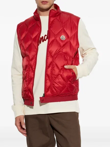 Matlasat vestă Moncler cu autograf roșu