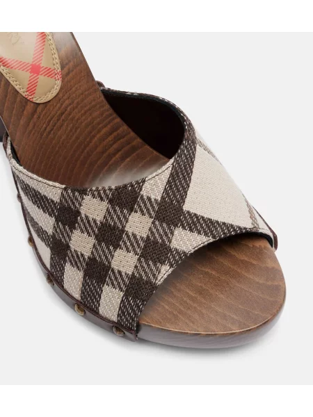 Sandale Burberry în carouri