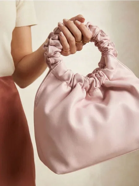 Мала сумка з відстібаємим ланцюжком та декоративною ручкою пастельний рожевий