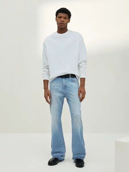 Bershka Jeansy O Kroju Flare Z Komfortowym Fasonem Mężczyzna 42 Wyblakły niebieski