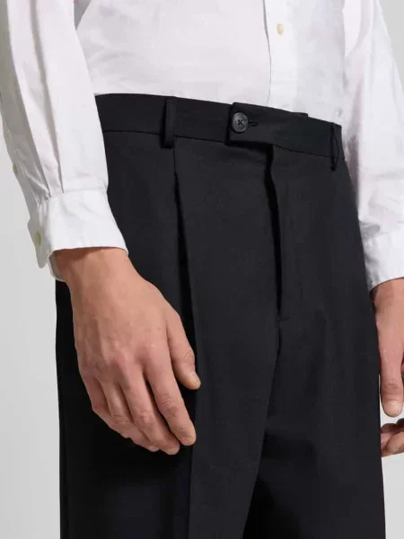 Spodnie materiałowe o kroju straight fit z zakładkami w pasie Annarr czarne
