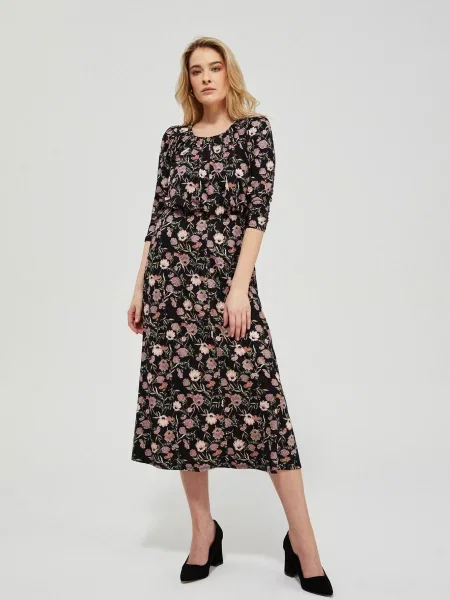 Рокля Marisse на цветя с принт черно