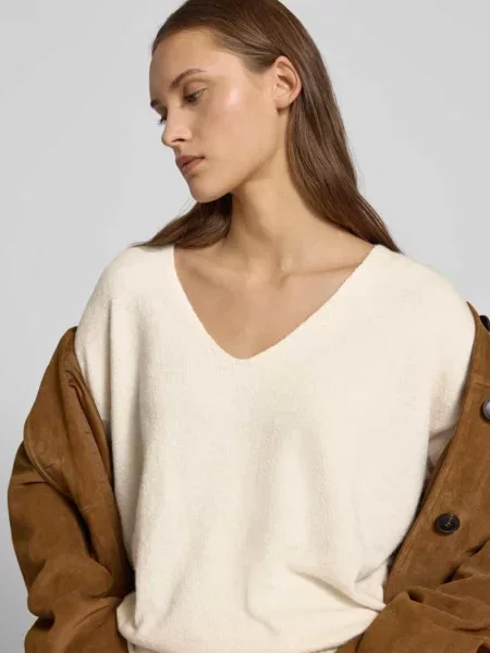 Sweter o kroju regular fit z dekoltem w serek model ‘RICA LIFE’ Only biały