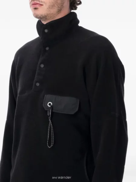 Pocnitură pulover And Wander din fleece negru