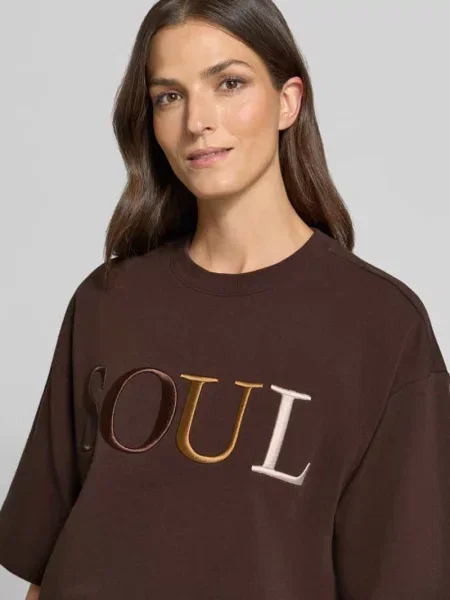 Bluza o krótkim kroju o kroju boxy fit z wyhaftowanym logo Smith And Soul