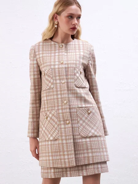 Sukienka Gusto w kratkę biała