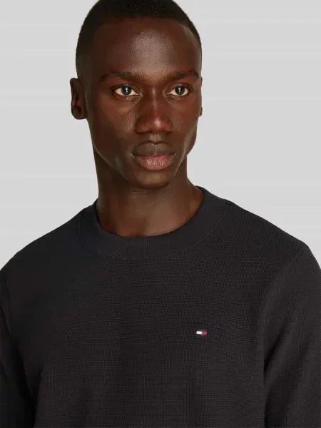 Bluzka z długim rękawem o kroju regular fit z subtelnym detalem z logo Tommy Hilfiger czarna