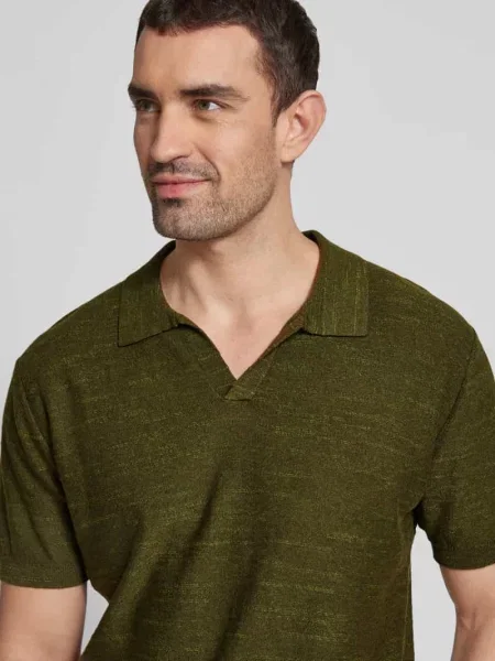 Koszulka polo o kroju regular fit z dekoltem w serek Colours & Sons