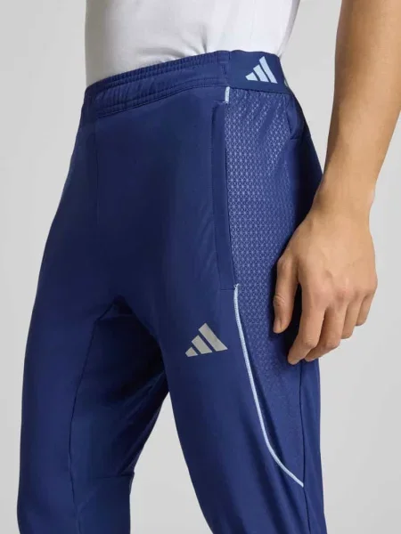 Spodnie dresowe o kroju slim fit z nadrukiem z logo model ‘Tech’ Adidas Training