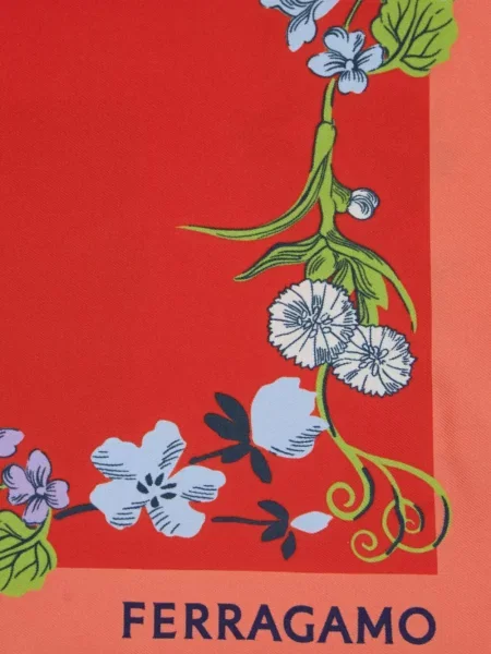 Fular Ferragamo cu model floral cu imagine roșu