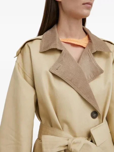 Trenč kaput Résumé